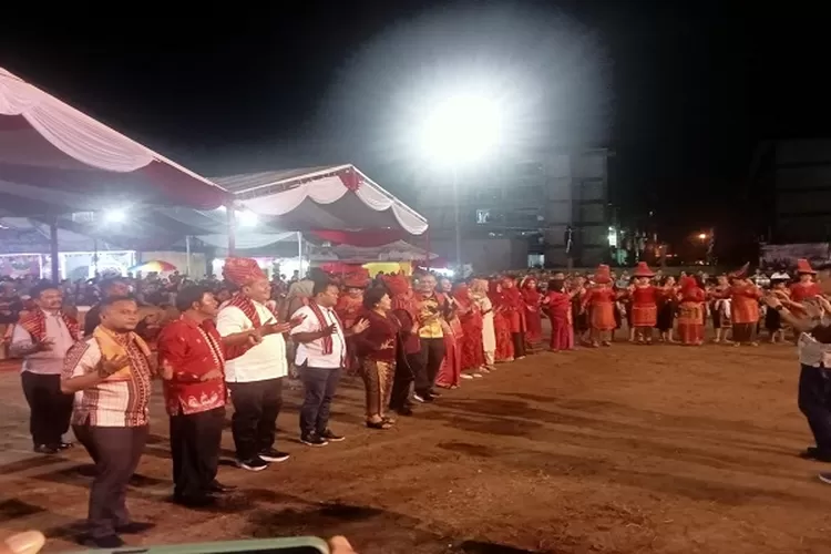 Bupati dan wakil Bupati serta forkopimda saat mengikuti kegiatan etnis Karo di acara PSBD ke-V Asahan (Realitasonline.id/HS)
