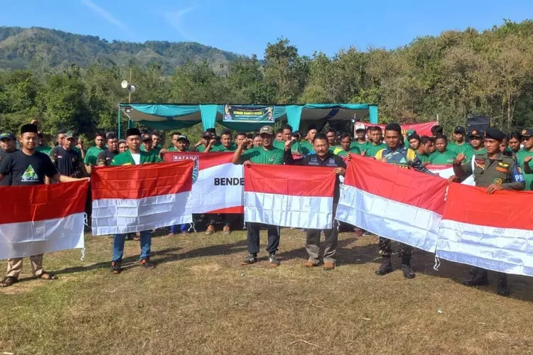 Kesbangpol Kabupaten Batang saat memberikan ratusan bendera merah putih pada pemuda Ansor