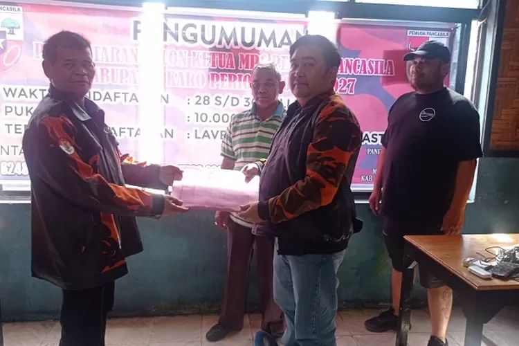 Darma Ginting saat menyerahkan berkas pencalonan Ketua MPC PP Karo (Realitasonline.id/Dok)