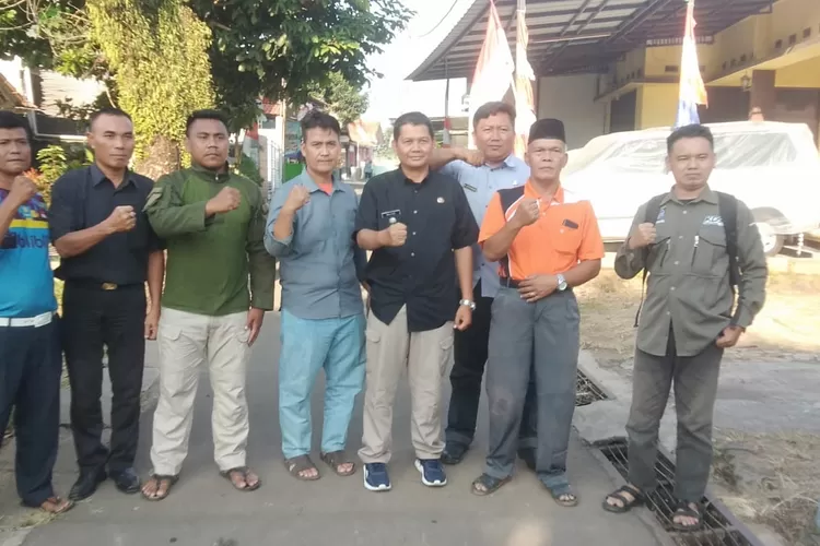 Aparatur Kelurahan Cimpaeun meninjau Lokus Lomba Kampung Merdeka yang berada di RW16. (Andika Eka )