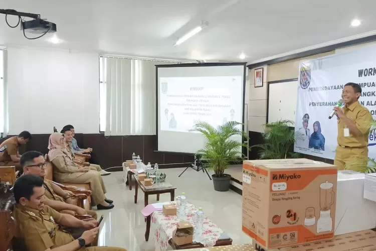 Asisten Perekonomian dan Pembangunan (Ekbang) Kota Depok, Mohammad Fitriawan memberikan tips kepada puluhan peserta workshop Perempuan Kepala Keluarga (PEKKA) di Aula Balai Pelatihan Koperasi (BALATKOP), Kecamatan Sukmajaya, Senin (31/7).  Mohammad Fitriawan mengatakan, bahwa Tips tersebut diberikan