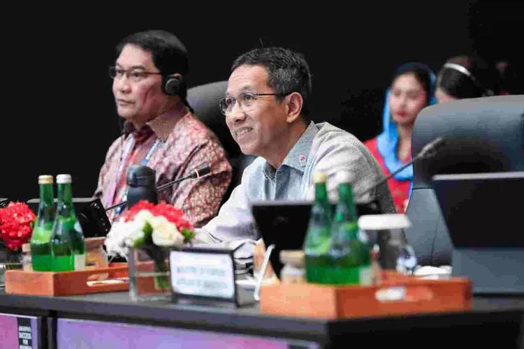 Pj Gubernur DKI Jakarta Heru Budi Hartono ( kiri) memimpin Meeting of Governors and Mayors of Asean Capitals (MGMAC) dan Asean Mayors Forum (AMF) 2023 di Fairmont Hotel, Jakarta Pusat, Rabu (2/8/2023). 