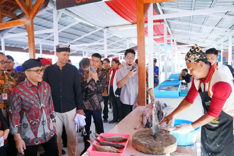 Suasana Festival Sewu Iwak di Kampung Mandar yang merupakan destinasi binaan PLN