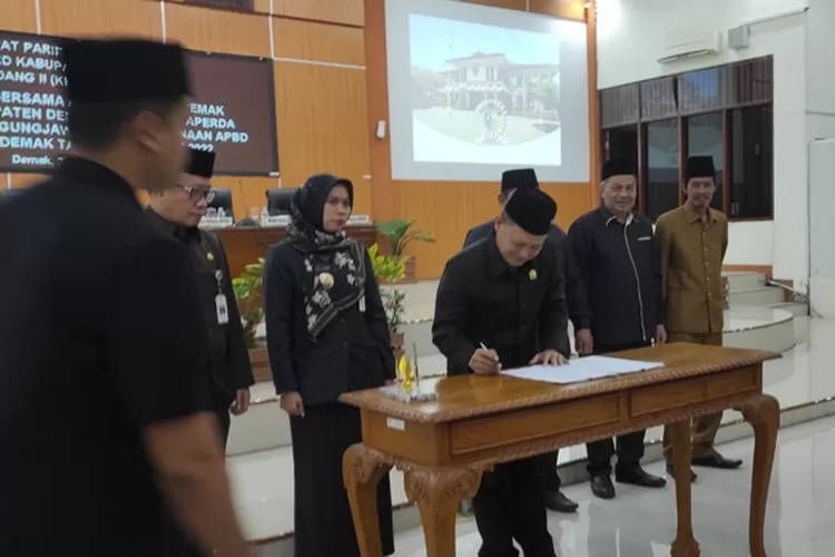 Ketua DPRD Kabupaten Demak H.S Fahrudin Bisri Slamet menandatangi berita acara Rapat Paripurna ke 16 Masa Sidang II Tahun 2023.  (Zaidi)
