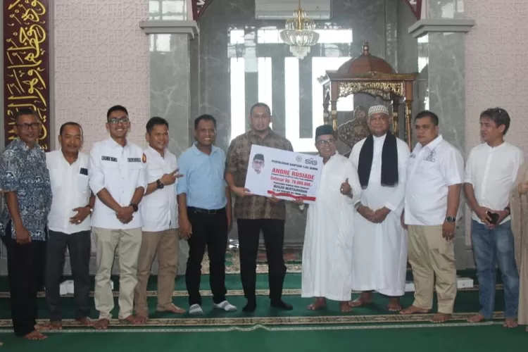 Anggota DPR RI Sumbar Andre Rosiade membantu perbaikan masjid Mustauhidin Alai Parak Kopi Padang.