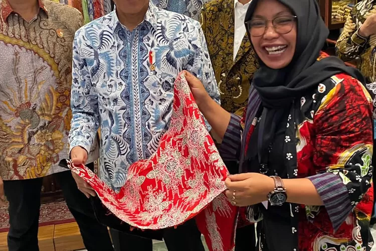 Presiden Jokowi tertarik dengan hasil kerajinan tangan peserta gelar Batik Nasional (GBN) di Senayan Park yang merupakan nasabah PNM (istimewa )