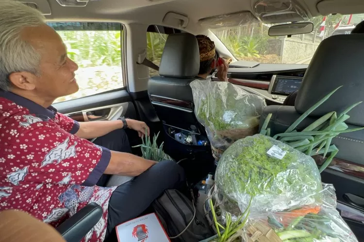 Mobil dinas Ganjar Pranowo penuh dengan sayuran hasil pemberian warga yang mencegat di pinggir jalan saat kunjungan kerja ke Solo Boyolali Jateng  (istimewa )