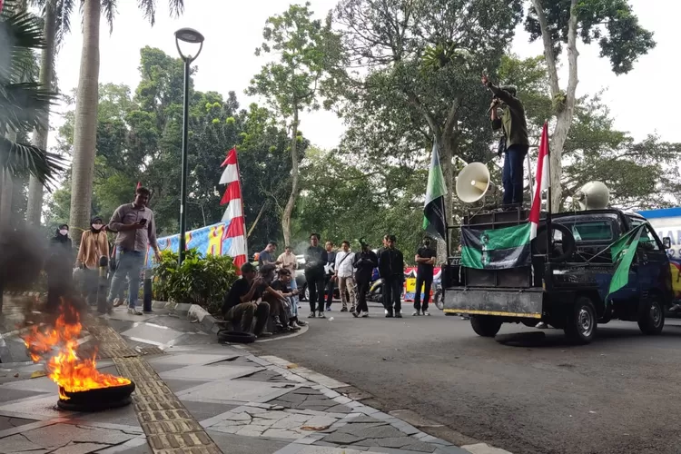 Aksi unjukrasa yang dilakukan belasan mahasiswa dari HMI MPO Cabang Bogor di depan Balai Kota Bogor. 