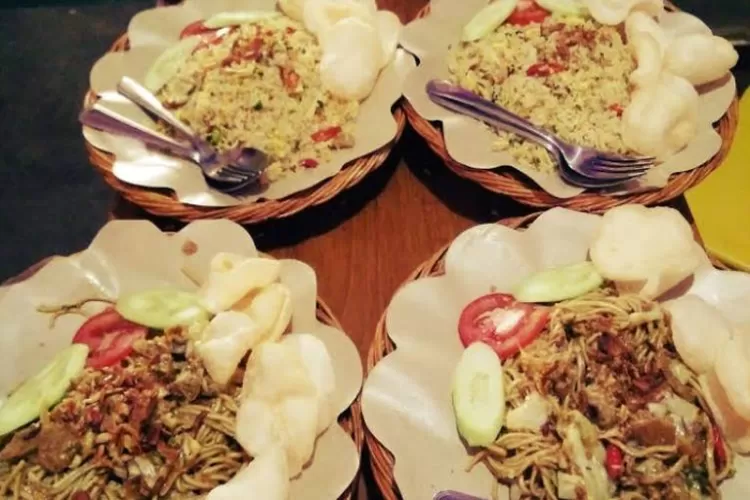 Sajian beragam nasi goreng kaya bumbu rempah di Tamally Ko Cafe n Resto, Kota Pariaman. (andalastourism.com)