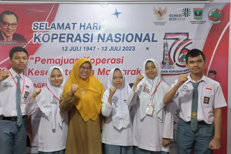  Tim SMAN 1 Sungai Tarab dari Kabupaten Tanah Datar, Juara 1 lomba. (rel)