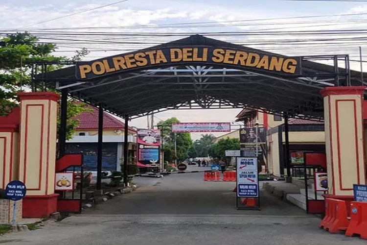 Pintu Gerbang masuk dan keluar Mapolresta Deli Serdang (Realitasonline.id/zul)
