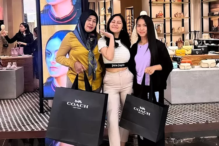 Rachel Vennya membagikan posting-an di Instagram sedang membelikan tas branded untuk semua Asisten Rumah Tangga (ART)-nya.  (Instagram rachelvennya)