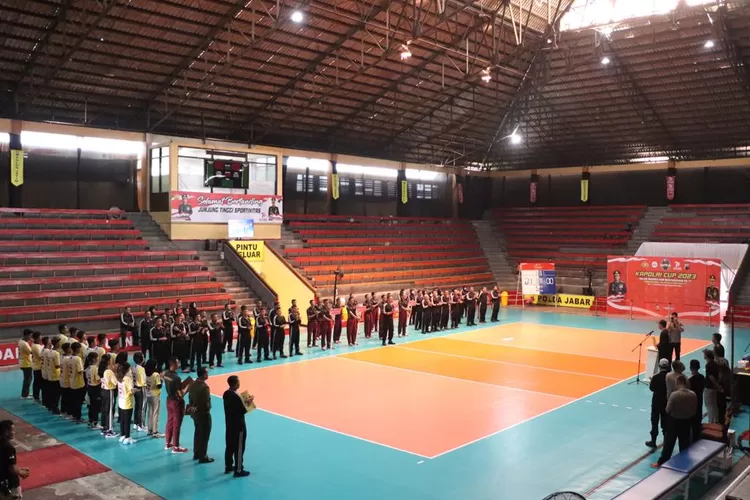 Suasana gladi bersih pembukaan turnamen bola voli Kapolri Cup zona IV di GOR Bahurekso Kendal.  ((edi prayitno/kendal))