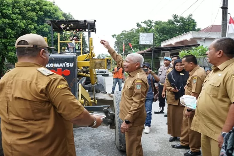 Bupati Asahan saat meninjau lokasi jalan di Kecamatan Bandar Pulau (Realitasonline.id/HS)