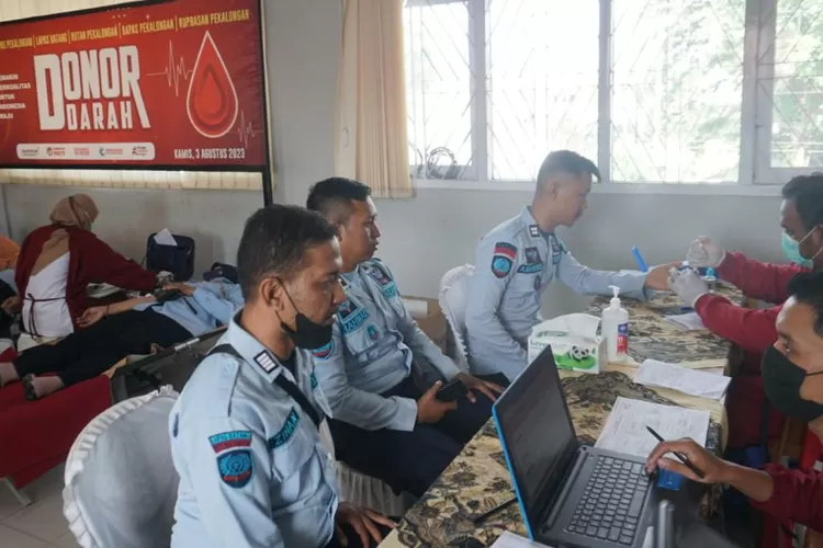 Donor darah Hari Lahir Lahir Kementerian Hukum dan HAM (Hari Kemenkumham) ke-78 Tahun 2023 di Aula Rumah Tahanan (Rutan) Kelas IIA Pekalongan, Kamis 3 Agustus 2023.  (Foto: Muslihun kontributor Batang.)