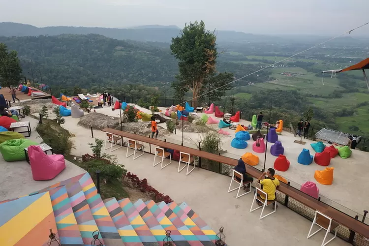 Obelix Hills menjadi objek wisata yang menawarkan pemandangan alam yang masih asri dan view sunset Yogyakarta dari atas (FOTO: LA/YouTube/Mujianto)