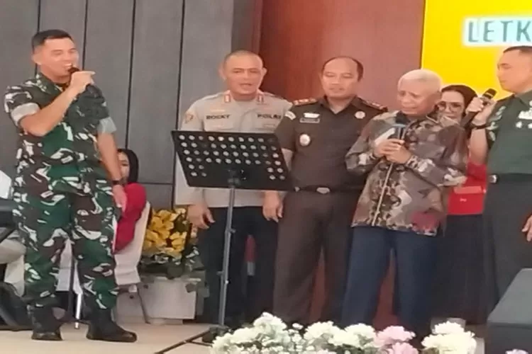 Bupati Asahan H Surya bersama Letkol Inf. Franki , Letkol Inf. Muhammad Bassarewan, Kajari Asahan Dedyng Wibiyanto Atabay dan Kapolres Asahan AKBP Rocky Marpaung saat bernyanyi bersama&nbsp; (Realitasonline.id /HS)