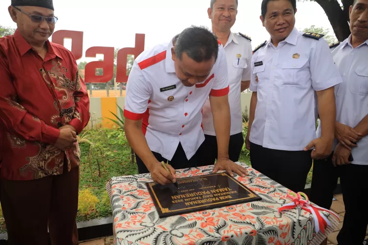 Plt Wali Kota Bekasi Tri Adhianto meresmikan Taman Padurenan. (Pemkot Bekasi)