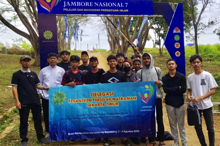 Mudir 'Am Pesantren Persis 69 Matraman, Jakarta Timur Ustaz Beben Mubarok (kedua dari kiri berkoko putih) didampingi penanggung jawab Ustaz Abdul Muthalib bersama santri peserta Jamnas ke-7 - Foto: Humas PPI 69 Matraman 