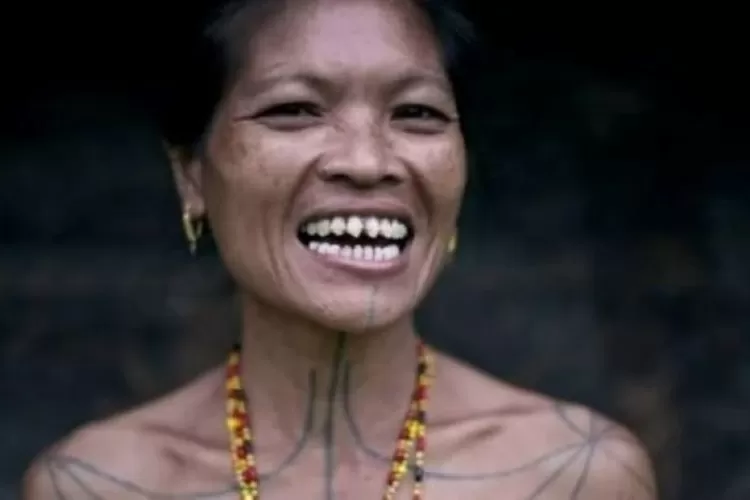 Wanita kepulauan Mentawai melakukan kerik gigi. (theasianparent.)