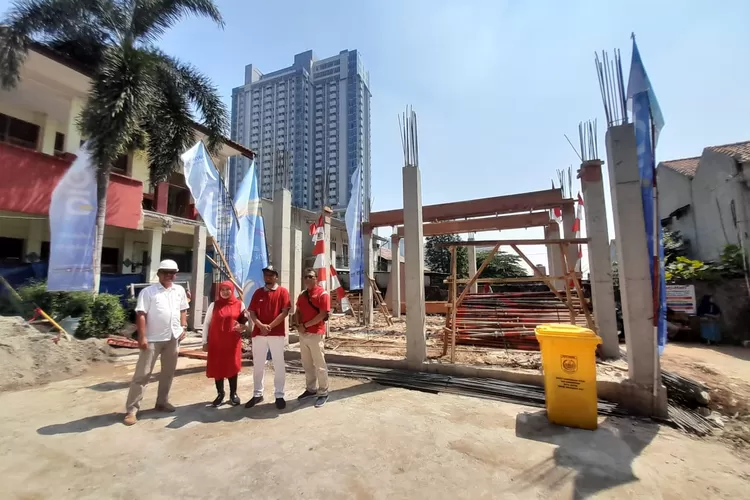 Pembangunan Ruang Kelas Baru (RKB) dan sarana penunjang yang sedang dibangun di SDN Pondok Cina 5, Kecamatan Beji, Kota Depok (Aldy Rama)