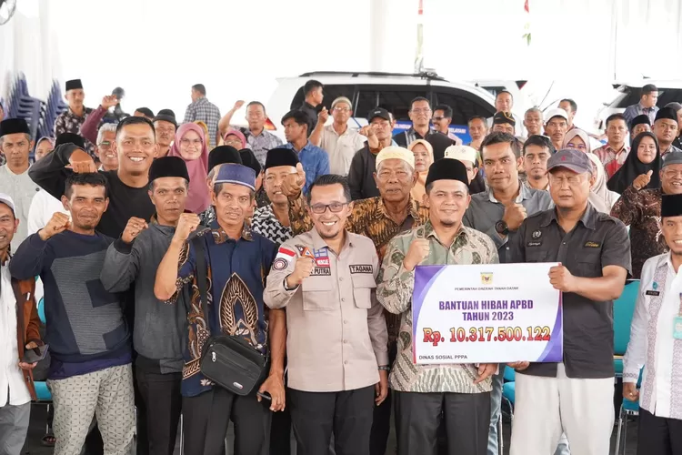 Bupati Eka Putra  pada  penyerahan bantuan hibah untuk 204Masjid dan Surau  serta Mushalla. (Prokopim)