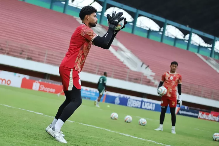 Kiper Anthony Pinthus berlatih keras agar nantinya dia bisa ikut meredam kekuatan Persija (foto ligaindonesiabaru)