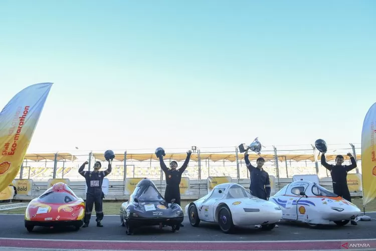 Pose tiga tim dari Indonesia dan satu tim dari Singapura yang mewakili Asia-Pasifik dan Timur Tengah di ajang World Championship untuk berkompetisi dengan tim-tim dari Amerika, serta Eropa dan Afrika di Shell Technology Center di Bangalore, India, pada 10-12 Oktober 2023.  (NTARA/HO/Shell Eco-marathon)