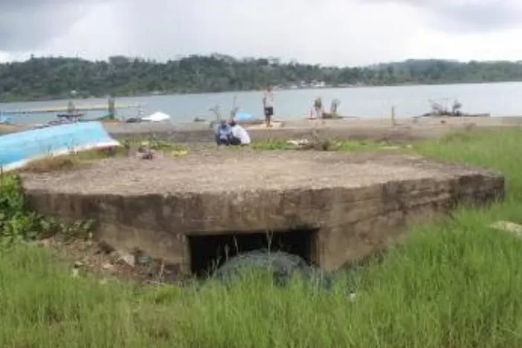 Pada sisi tinggalan arkeologis di Kepulauan Mentawai berupa Bunker jepang yang tersebar di Mentawai  (Kemdikbud.go.id)