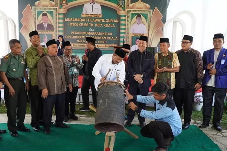 Plt Bupati Langkat Syah Afandin saat memukul beduk meresmikan MTQ Nasional tingkat Kecamatan Kuala  (Realitasonline.id/AA)