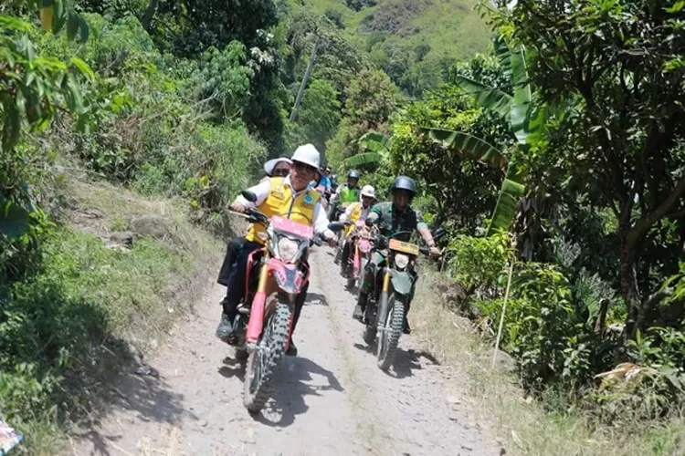 Bupati Simalungun Radiapoh tinjau langsung pembangunan jalan Dusun Bage  (Realitasonline.id/SS)
