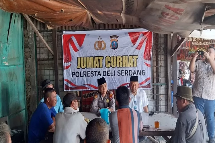 Kabag Ren Polresta Deli Serdang Kompol Mahyu Daniel duduk bersama warga dalam kegiatan Jumat Curhat (Realitasonline.id/zul)