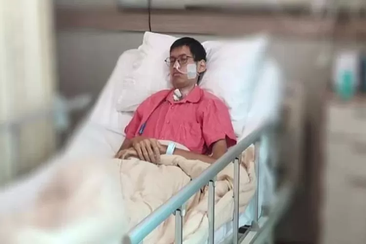 Kondisi Sultan Rifat, yang lehernya terjerat kabel optik Bali Tower hingga bernafas pakai alat bantu