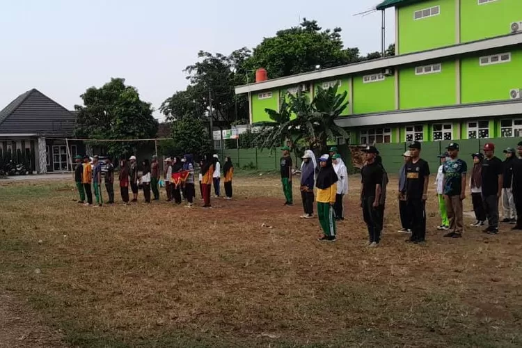 Persiapan upacara bendera tingkat Kelurahan Pondok Petir, Kecamatan Bojongsari (Aldy Rama )
