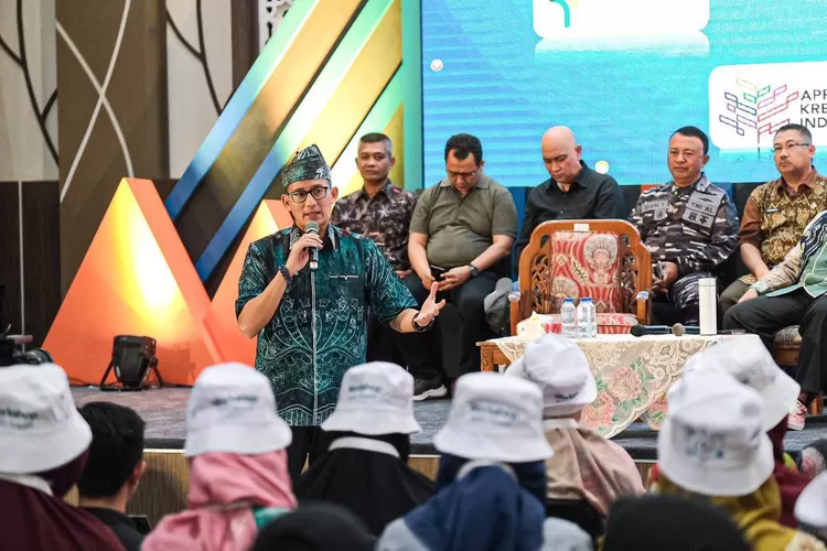 Menparekraf Sandiaga Salahuddin Uno mendorong penguatan ekosistem ekonomi kreatif di Kota Banjarmasin dengan menghadirkan program workshop KaTa (Kabupaten/Kota) Kreatif yang diikuti puluhan pelaku kreatif Kota Banjarmasin, Kalimantan Selatan (Kalsel). (Foto: Kemenparekraf.go.id)