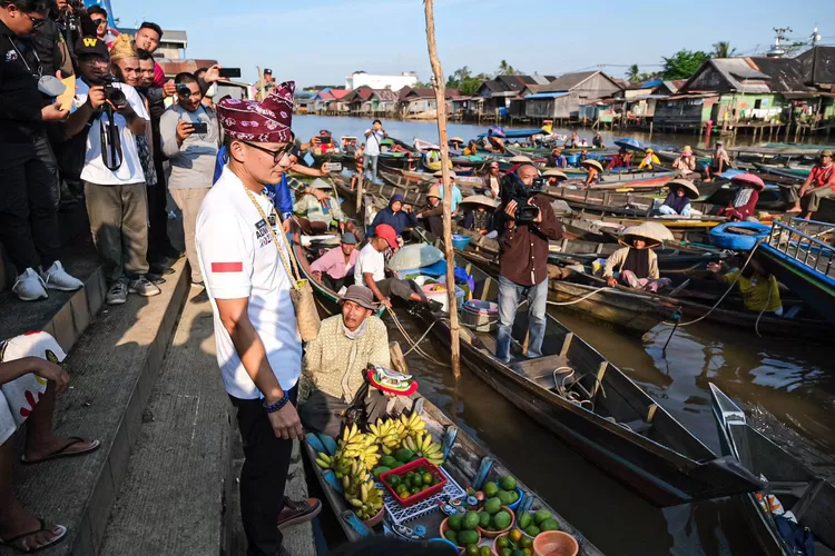 Menparekraf Sandiaga Salahuddin Uno menetapkan Desa Wisata Kuin Utara di Banjarmasin, Kalimantan Selatan (Kalsel), sebagai salah satu dari 75 desa wisata terbaik ajang Anugerah Desa Wisata Indonesia (ADWI) 2023 saat mengunjungi Desa Wisata Kuin Utara, Kalsel, Kamis (3/8/2023). (Foto: Kemenparekraf.go.id)