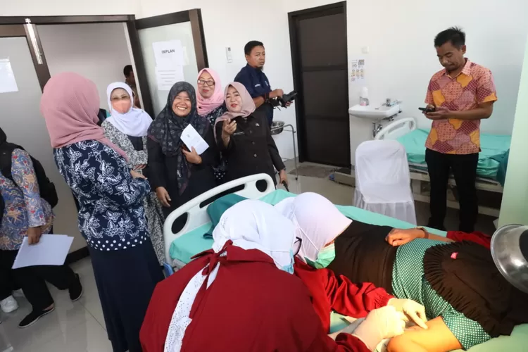 DPPKB) Kota Bekasi mengadakan acara bhakti sosial gebyar KB dengan metode IUD dan Implan, belum lama ini. (Pemkot Bekasi)