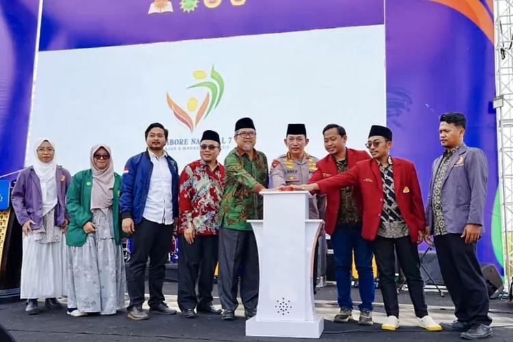 Ketua Umum PP Persatuan Islam Ustaz Jeje Zaenudin bersama Kapolri Jenderal Polisi Listyo Sigit Prabowo, Sekum PP Persis Ustaz Haris Muslim dan seluruh panitia membuka Jamnas ke - 7 di Bumi Perkemahan Kiara Payung, Sumedang - Foto: Tangkap layar instagram @listyosigitprabowo