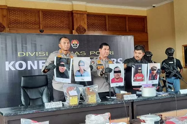 Foto lima tersangka terorisme terkait peristiwa bom bunuh diri di Polsek Astana Anyar Bandung (Endang Kusumastuti)