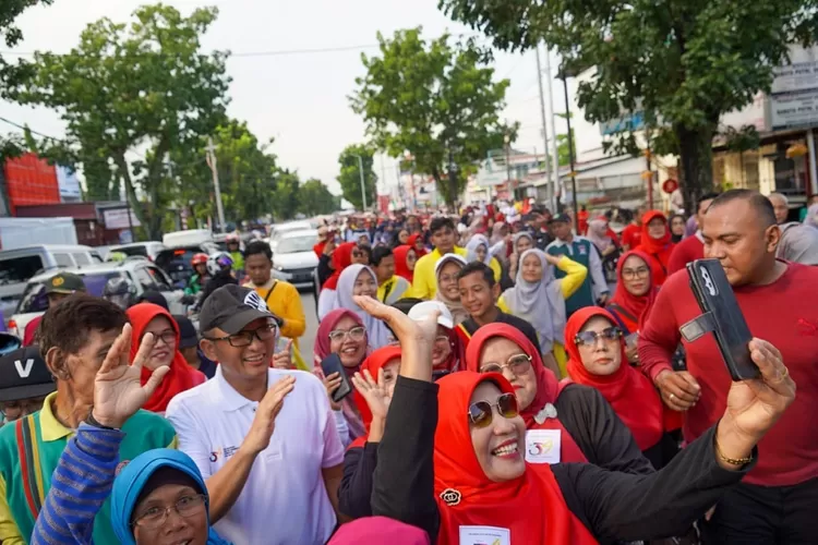 Ribuan peserta bersama Walikota Hendri Septa mengikuti jalan santai Peringatan Hari Jadi Kota Padang ke-354.