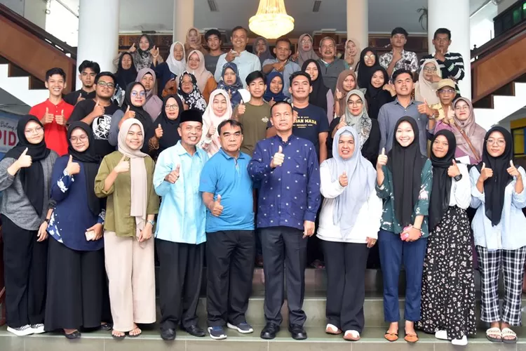 Wali Kota Pariaman, Genius Umar berikan motivasi kepada mahasiswa program Satu Keluarga Satu Sarjana (Sagasaja) yang lulus Universitas Indonesia ( UI) dan Telkom University (Tel U) (Kominfo Kota Pariaman)