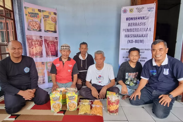 Stakeholder Relations Pabrik AQUA Caringin, Jaka Sunarna (kanan) bersama sebagian anggota Kelompok Tani Garuda Ngupuk yang didampingi Hamim Jajili bangga memperlihatkan keripik olah Kampung Gunung Batu, Tangkil, Caringin, Bogor.