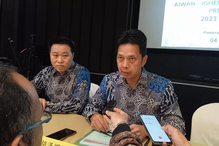 Ketua ICATI Jakarta Simon Hu (kanan) didampingi Ketua Panitia 2023 THEFI Jakarta Leonardi Laud (kiri). 