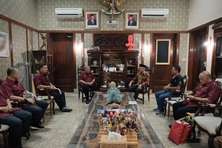 Gubernur Jawa Tengah Ganjar Pranowo saat menerima pengurus KONI Jateng sebelum membuk Porprov Jateng.  (Humas Jateng)