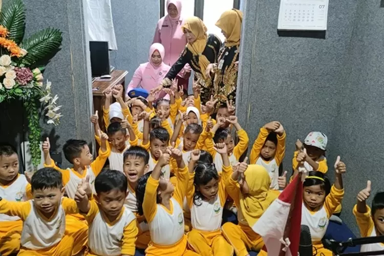 RSKW 104.8 FM ajak anak-anak TK siaran radio jadi satu upaya dukung Kabupaten Layak Anak. (ist)