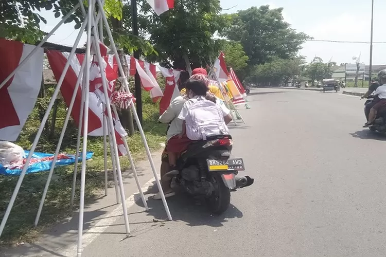 Pdagang musiman memajangkan barang dagangannya Bendera Merah Putih dan tiang bendera jelang HUT ke-78 Kemerdekaan RI (Realitasonline.id/AH)