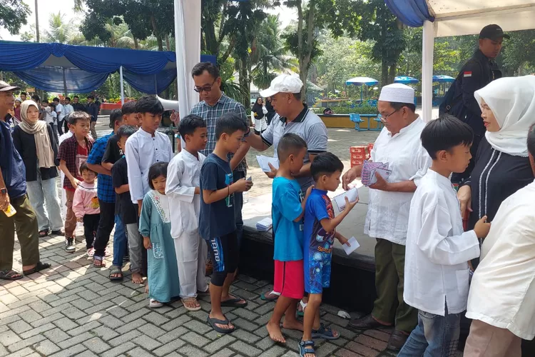 Pemerintah Desa Cibatok 1 memberikan santunan kepada anak yatim piatu sekaligus mengajak rekreasi ke wahana air The Jungle. (Ade/Metropolitan)