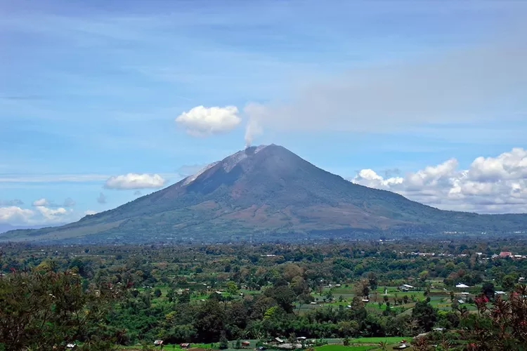 Gunung tinggi yang menjadi ikon pulau Sumatera, salah satunya ada di Sumbar (PeakVisor)