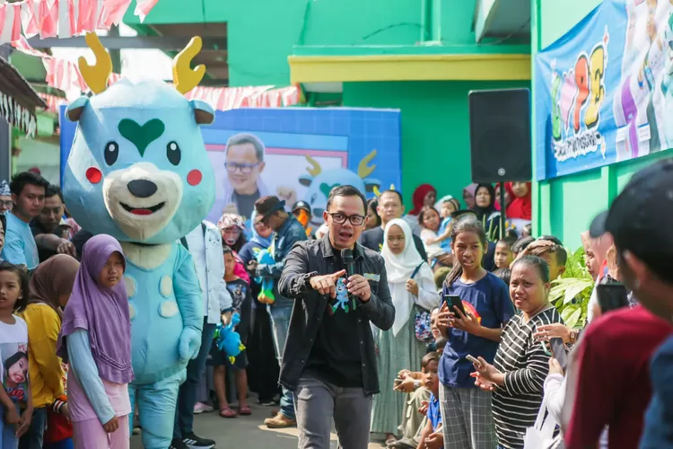 Maskot Kota Bogor, Rubo datang ke acara LOPE di Pasar Dongko, Gang Kodir, Kelurahan Tanah Baru bersama Wali Kota Bogor Bima Arya.