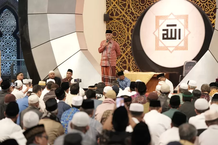 Gubernur Sumbar Mahyeldi Ansharullah saat Subuh Mubarokah di Masjid Raya Sumbar, Minggu, 6 Agustus 2023.   (Humas Pemprov Sumbar )